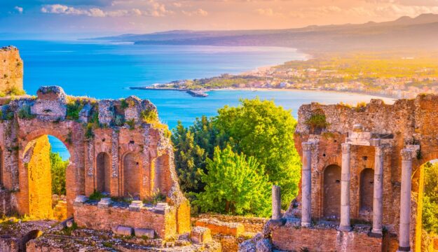 Da Dua Lipa a Bezos, da JLo a Brad Pitt, sempre pi&ugrave; vip e stranieri (+5,5%) scelgono la Sicilia