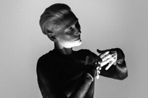 Lo Champagne ispira una performance di Tilda Swinton al Museo Guggenheim di Bilbao