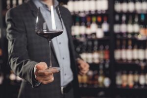 Variet&agrave; e moderazione: il 57% dei consumatori nel mondo preferisce bere il vino al calice