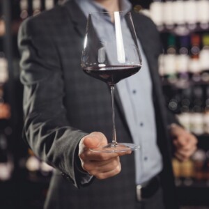 Variet&agrave; e moderazione: il 57% dei consumatori nel mondo preferisce bere il vino al calice