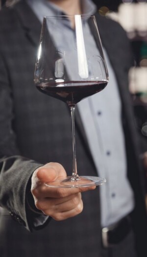 Variet&agrave; e moderazione: il 57% dei consumatori nel mondo preferisce bere il vino al calice