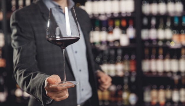 Variet&agrave; e moderazione: il 57% dei consumatori nel mondo preferisce bere il vino al calice