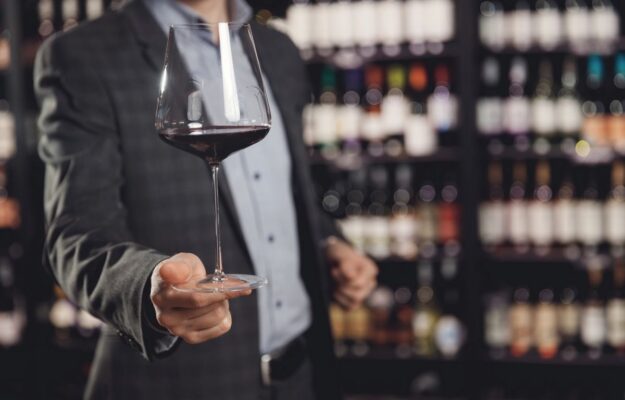 Varietà e moderazione: il 57% dei consumatori nel mondo preferisce bere il vino al calice