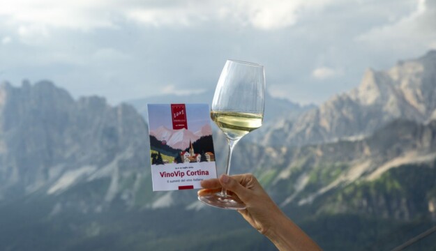 Il vino italiano sale in alta quota per guardare al futuro, tra le vette delle Dolomiti di Cortina