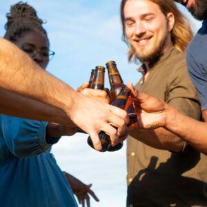 La birra analcolica conquista l&rsquo;estate 2026, e cambia la socialit&agrave; dei giovani