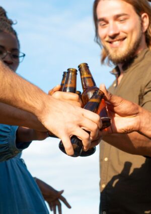 La birra analcolica conquista l&rsquo;estate 2026, e cambia la socialit&agrave; dei giovani