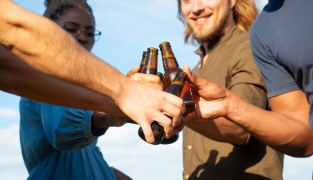 La birra analcolica conquista l&rsquo;estate 2026, e cambia la socialit&agrave; dei giovani