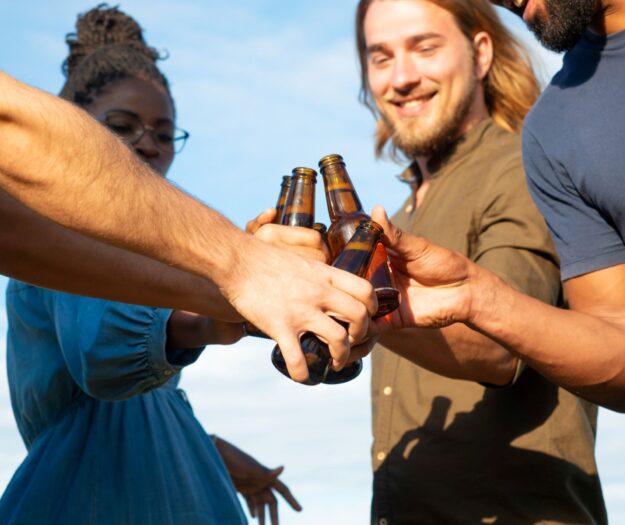 La birra analcolica conquista l&rsquo;estate 2026, e cambia la socialit&agrave; dei giovani