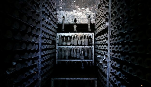 Georgia, aperta la cantina di Stalin: 40.000 bottiglie all&rsquo;asta per finanziare una scuola enologica