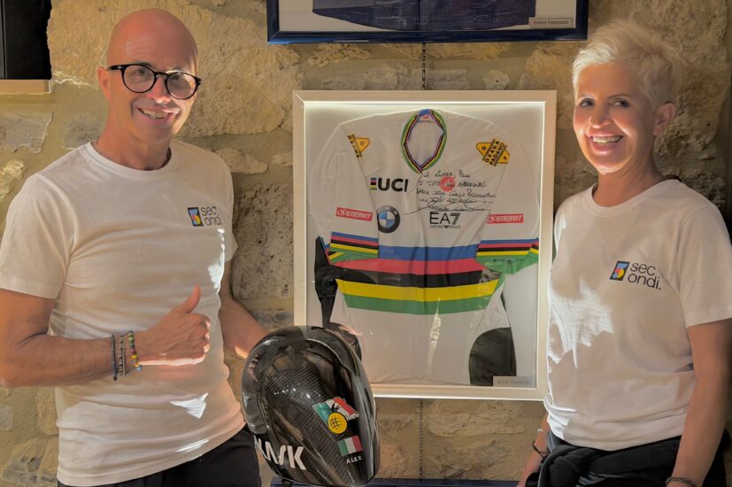 Paolo e Lucia Bianchini con il casco olimpico e la maglia di Alex Zanardi 