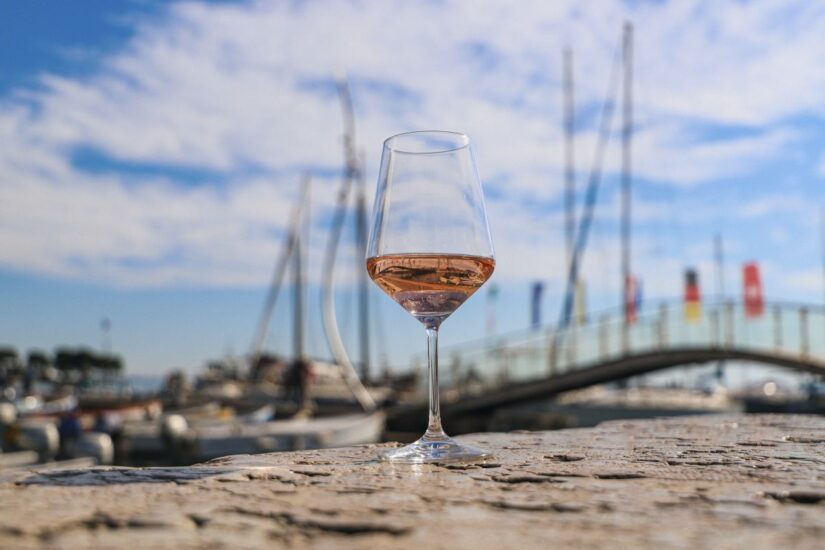 Il Chiaretto, il “vino rosa” del Lago di Garda protagonista degli eventi dell’estate lungolago