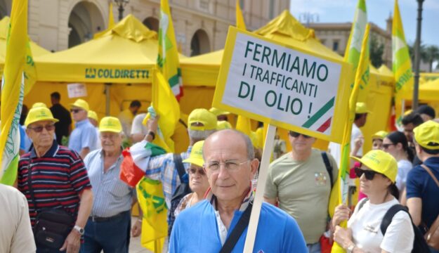Bari, 1.000 olivicoltori in piazza contro i &ldquo;trafficanti&rdquo; di olio: &ldquo;serve una riforma della filiera&rdquo;