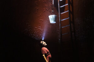 La suggestiva foto di un operaio in cantina vince il &ldquo;Louis Jadot Wine Photographer of the Year&rdquo;