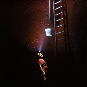 La suggestiva foto di un operaio in cantina vince il &ldquo;Louis Jadot Wine Photographer of the Year&rdquo;