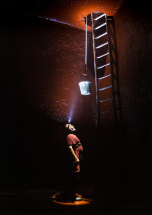 La suggestiva foto di un operaio in cantina vince il &ldquo;Louis Jadot Wine Photographer of the Year&rdquo;