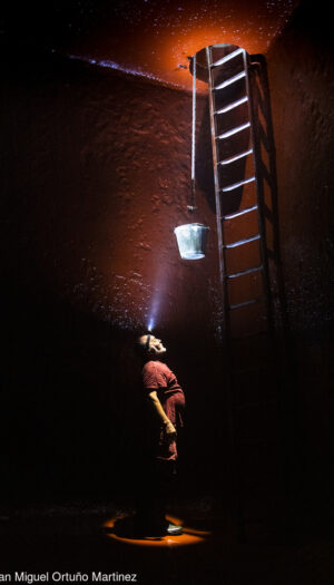La suggestiva foto di un operaio in cantina vince il &ldquo;Louis Jadot Wine Photographer of the Year&rdquo;