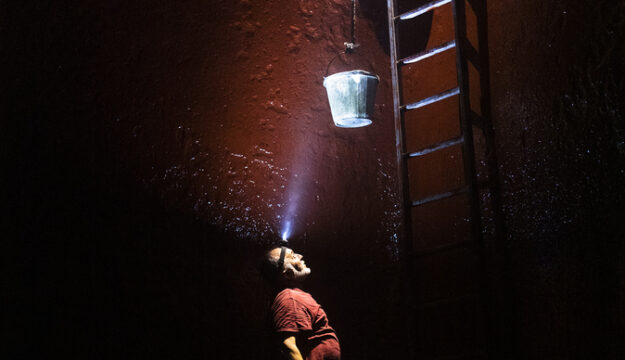 La suggestiva foto di un operaio in cantina vince il &ldquo;Louis Jadot Wine Photographer of the Year&rdquo;