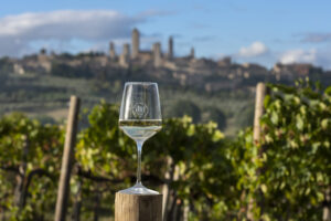 750 anni di Vernaccia in parole, da Dante a Mario Soldati, nei calici e nel futuro di San Gimignano