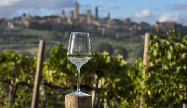 750 anni di Vernaccia in parole, da Dante a Mario Soldati, nei calici e nel futuro di San Gimignano