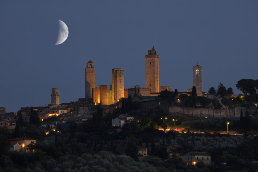 Consorzio Vernaccia San Gimignano - Torri del paese con la Luna