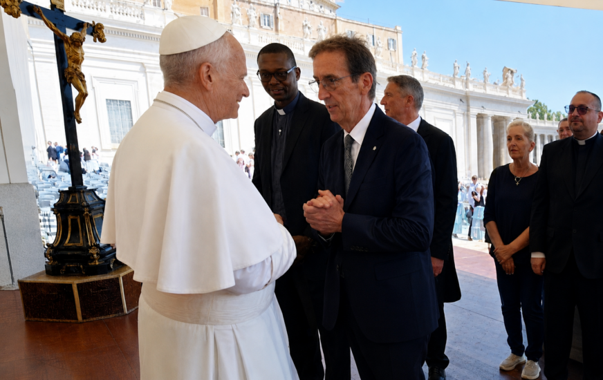 Papa Leone XIV con il presidente degli enologi italiani e mondiali, Riccardo Cotarella