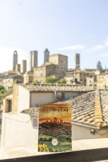 Regina Ribelle 2026 - Museo De Grada con locandina e vista su San Gimignano