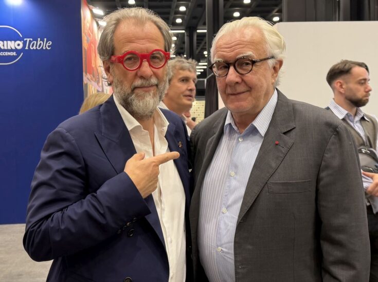 Alain Ducasse con il direttore WineNews, Alessandro Regoli a Identità Milano 2026 