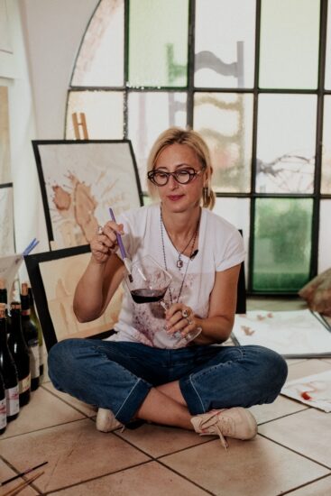 L’artista Rita Barbero, in arte PurpleRyta, che dipinge con il vino 