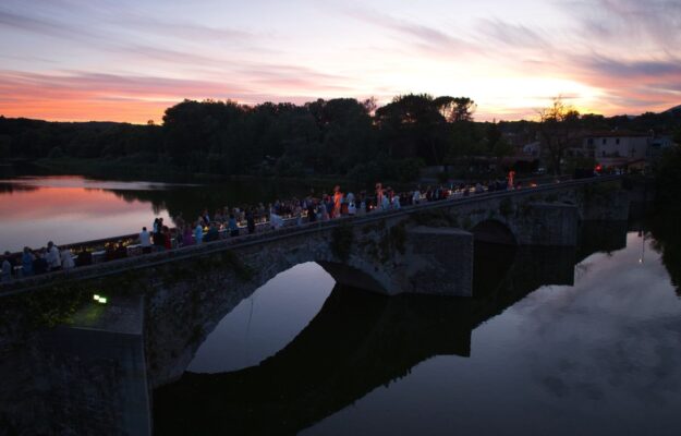Imagine a dinner on Ponte Buriano, with the Mona Lisa by Leonardo da Vinci in the background