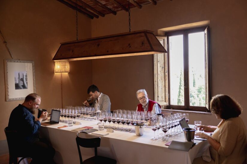 Simon Staffler (Falstaff) Gabriele Gorelli (MW) Daniele Cernilli (Doctor Wine) Monica Larner (The Wine Advocate) a Felsina