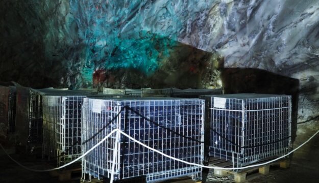 Dal mare alle miniere, il vino continua a sperimentare nuovi luoghi di affinamento oltre la cantina