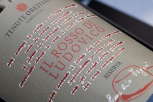 Emilio Isgr&ograve; &ldquo;cancella&rdquo; anche il vino, per togliere il superfluo e rivelarne l&rsquo;essenza pi&ugrave; profonda