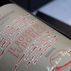 Emilio Isgr&ograve; &ldquo;cancella&rdquo; anche il vino, per togliere il superfluo e rivelarne l&rsquo;essenza pi&ugrave; profonda