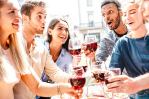 Linguaggio, consumi, prezzi e dealcolati: il vino visto dai giovani, che &ldquo;comunque appassiona&rdquo;
