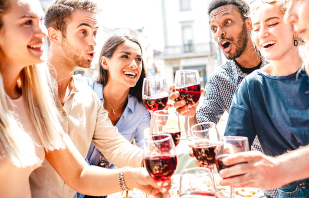 Linguaggio, consumi, prezzi e dealcolati: il vino visto dai giovani, che &ldquo;comunque appassiona&rdquo;