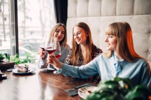 &ldquo;Profanare&rdquo; il vino per renderlo meno formale e inserirlo nel contesto delle esperienze giovanili