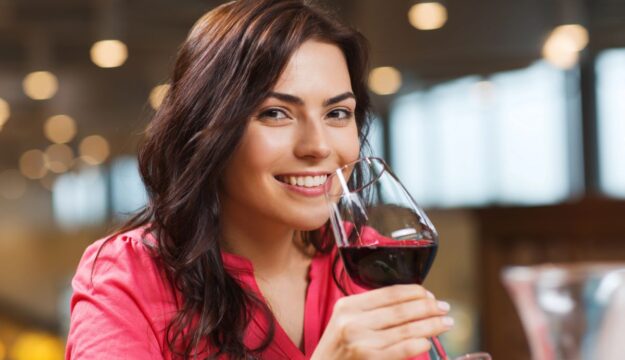 Alcolici, un consumo moderato-lieve non aumenta la mortalit&agrave; di cancro rispetto a chi &egrave; astemio