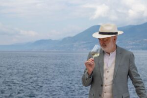 Il vino &egrave; sempre mezzo e mai fine, ed uno strumento per leggere la realt&agrave; e sottrarla alla velocit&agrave;