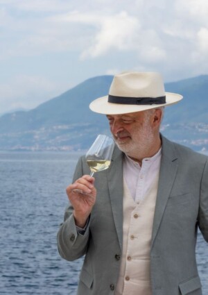 Il vino &egrave; sempre mezzo e mai fine, ed uno strumento per leggere la realt&agrave; e sottrarla alla velocit&agrave;