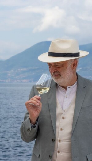 Il vino &egrave; sempre mezzo e mai fine, ed uno strumento per leggere la realt&agrave; e sottrarla alla velocit&agrave;