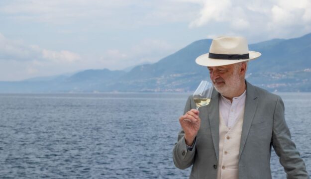 Il vino &egrave; sempre mezzo e mai fine, ed uno strumento per leggere la realt&agrave; e sottrarla alla velocit&agrave;