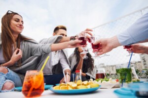 L&rsquo;aperitivo dell&rsquo;estate? Spontaneo: si improvvisa, e la buona compagnia conta pi&ugrave; di drink e locali