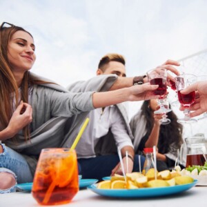 L&rsquo;aperitivo dell&rsquo;estate? Spontaneo: si improvvisa, e la buona compagnia conta pi&ugrave; di drink e locali