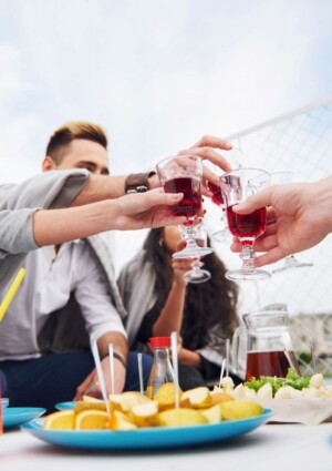 L&rsquo;aperitivo dell&rsquo;estate? Spontaneo: si improvvisa, e la buona compagnia conta pi&ugrave; di drink e locali