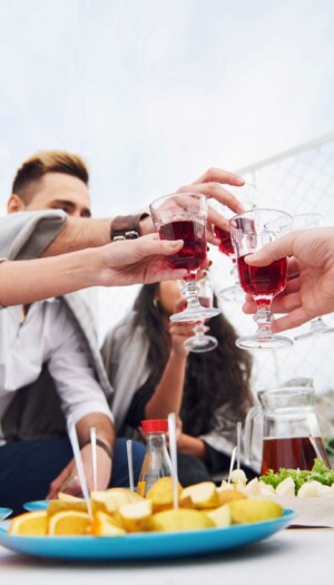 L&rsquo;aperitivo dell&rsquo;estate? Spontaneo: si improvvisa, e la buona compagnia conta pi&ugrave; di drink e locali