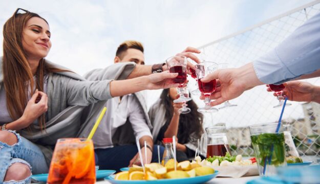 L&rsquo;aperitivo dell&rsquo;estate? Spontaneo: si improvvisa, e la buona compagnia conta pi&ugrave; di drink e locali