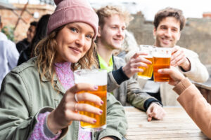 Regno Unito, i pub brindano alla decisione del Primo Ministro Andy Burnham: tasse tagliate del 20%