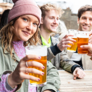 Regno Unito, i pub brindano alla decisione del Primo Ministro Andy Burnham: tasse tagliate del 20%