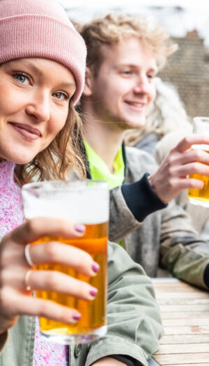 Regno Unito, i pub brindano alla decisione del Primo Ministro Andy Burnham: tasse tagliate del 20%