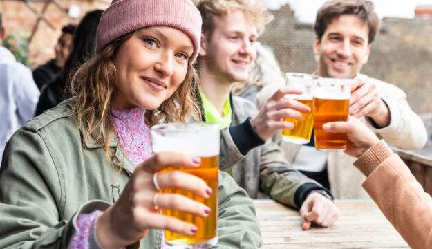 Regno Unito, i pub brindano alla decisione del Primo Ministro Andy Burnham: tasse tagliate del 20%